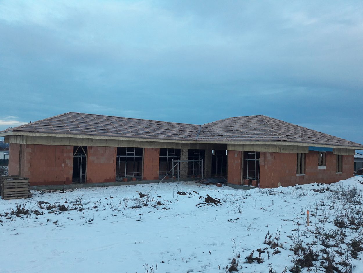 Hrubá stavba murovaného bungalovu s krovom v zime, Nová Sobôtka