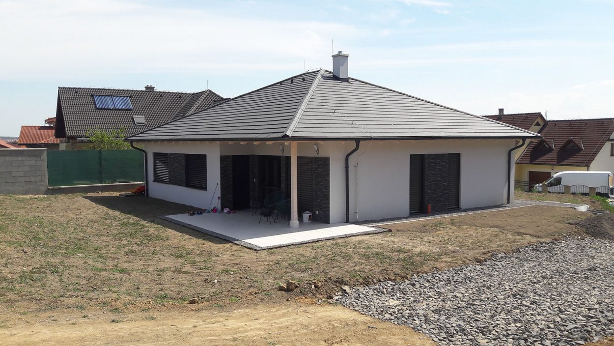 Bungalov s valbovou strechou a krytou terasou, Nová Sobôtka