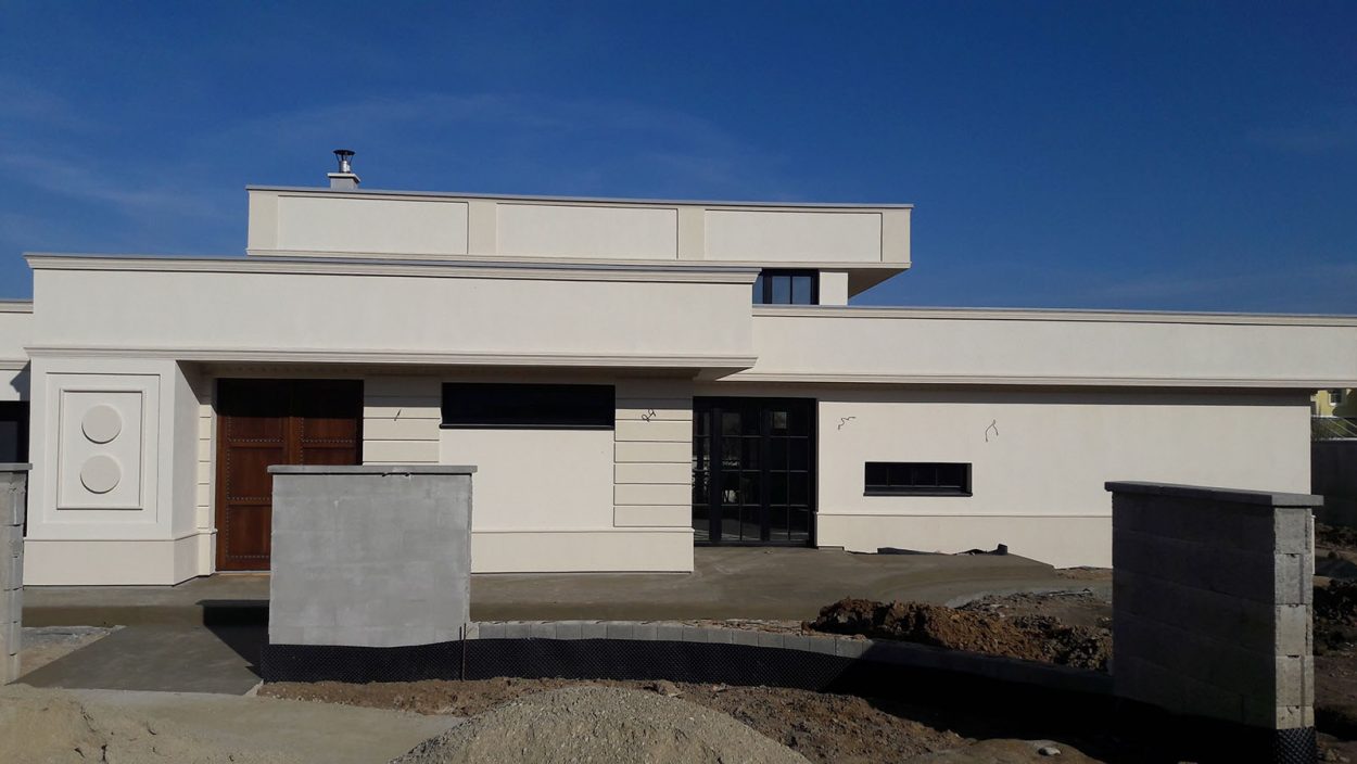 Moderný rodinný dom s plochou strechou počas dokončovania, Nová Sobôtka